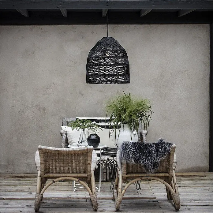 PR Home Pendelleuchte schwarz 36cm Outdoor - 40 W, E27 - Schwarze gewebte Pendelleuchte über einem Outdoor-Sitzbereich hängend.