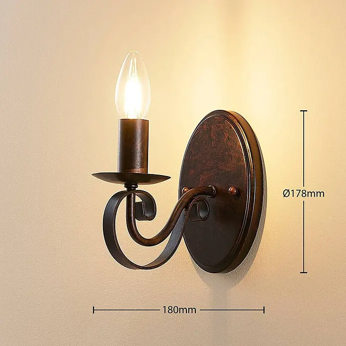 Lucande Wandleuchte Caleb - braun / rost, braun / rost, E14 - Rustikale Wandleuchte aus dunkelbraunem Metall mit geschwungenem Arm und Kerzenbirne, die warmes Licht abgibt.