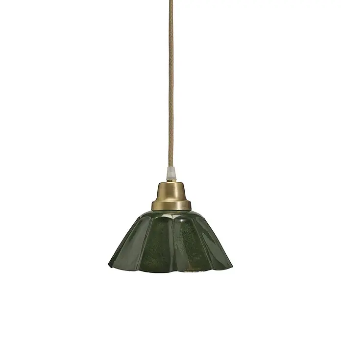 PR Home Pendelleuchte Ester - 15 W, E27 - Dunkelgrüne Keramik-Pendelleuchte mit geriffelter Form, Messingfassung und geflochtenem Kabel.