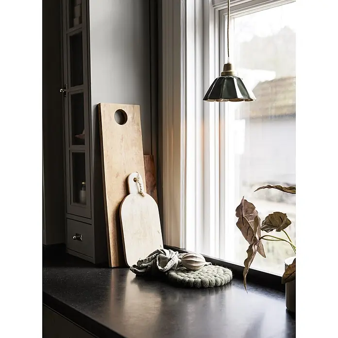 PR Home Pendelleuchte Ester - 15 W, E27 - Eine grüne, geriffelte Pendelleuchte aus Keramik hängt am Küchenfenster und beleuchtet die Arbeitsplatte.