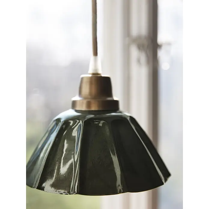 PR Home Pendelleuchte Ester - 15 W, E27 - Dunkelgrüne glänzende plissierte Keramik-Pendelleuchte mit messingfarbener Fassung.