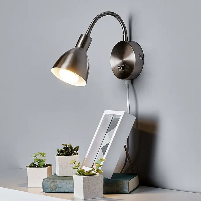 Lindby Wandleuchte Amrei - alu / grau / zink, alu / grau / zink, E14 - Wandlampe aus gebürstetem Metall mit flexiblem Schwanenhals, spendet fokussiertes Licht über einer Fläche.