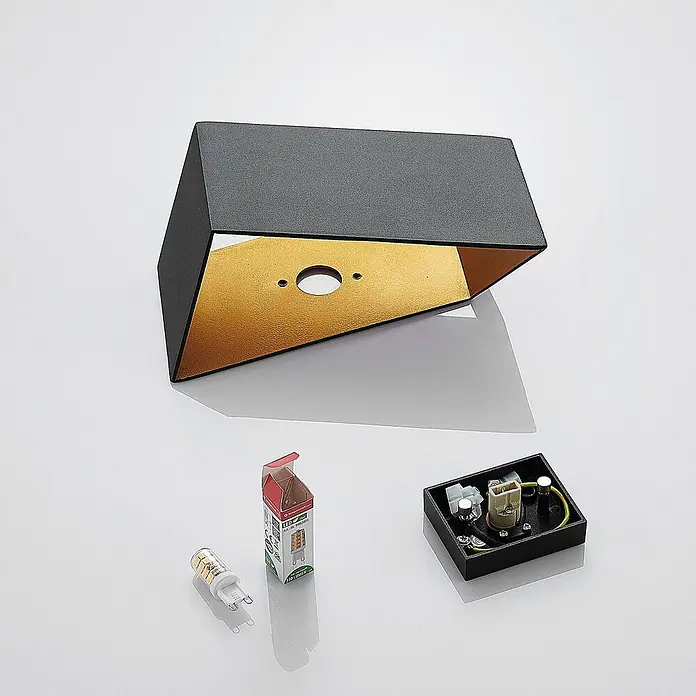 Arcchio Wandleuchte Assona - schwarz, G9 - Zerlegte Wandleuchte: dunkelgraues Gehäuse mit goldener Innenseite, G9 LED-Birne und elektrischer Anschlusskasten.