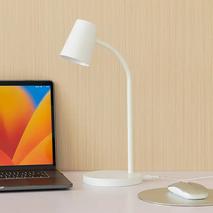 Lindby Tischleuchte Ailina - weiß / opal, weiß / opal - Eine weiße Schreibtischlampe mit flexiblem Arm und rundem Sockel beleuchtet einen modernen Arbeitsplatz mit Laptop und Maus.