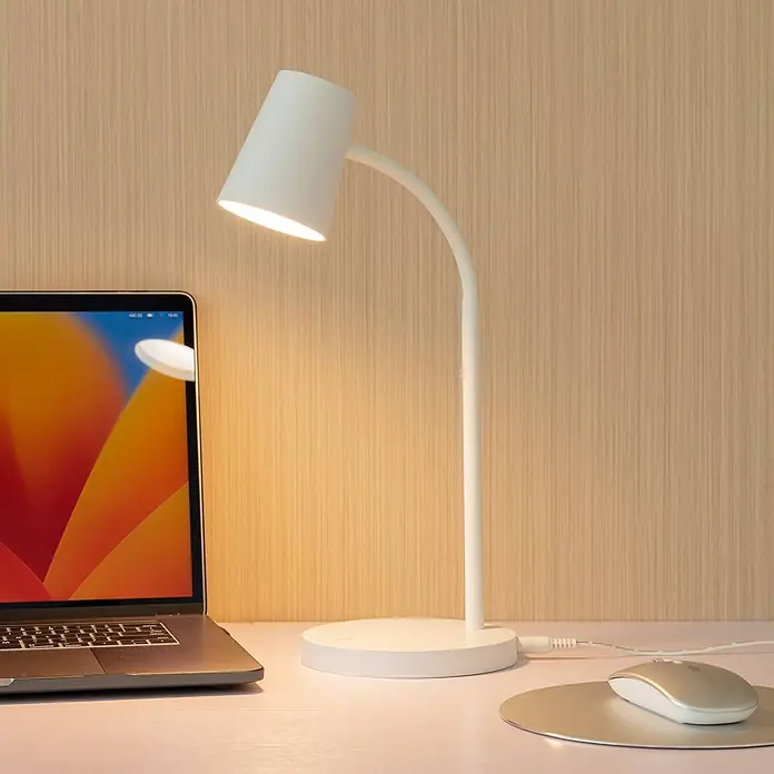 Lindby Tischleuchte Ailina - weiß / opal, weiß / opal - Weiße, minimalistische Schreibtischlampe beleuchtet einen hellen Schreibtisch neben Laptop und Maus.