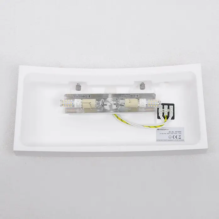 Lindby Wandleuchte Leander - weiß / opal, G9 - Rückansicht einer weißen rechteckigen Leuchte mit interner Verkabelung, zwei G9 LED-Lampen und Produktetikett.