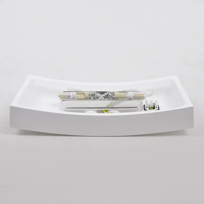 Lindby Wandleuchte Leander - weiß / opal, G9 - Weiße, gewölbte Wandleuchte, geöffnet mit sichtbarer LED R7s Lampe und Anschlussklemme.