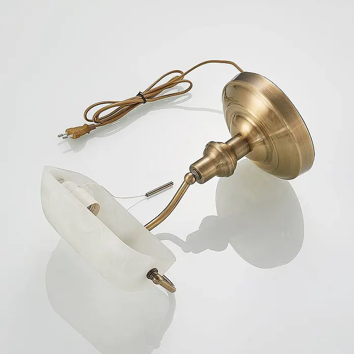 Lindby Tischleuchte Profina - L x B x H: 18,5 x 27,2 x 38,5 cm, bronze / altmessing, weiß / opal, E27 - Zerlegte Wandlampe: Messingfuß und -arm, weißer Marmorglasschirm, braunes Kabel mit Stecker.