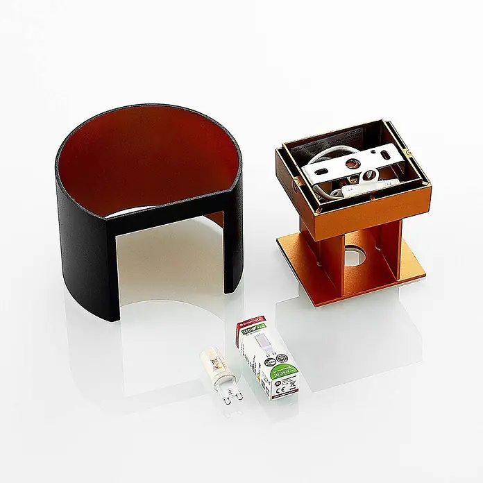 Arcchio Wandleuchte Zuzana - L x B x H: 11,2 x 13 x 9,7 cm, schwarz, G9 - Demontierte schwarze und kupferfarbene Wandleuchte mit G9 LED-Birne und Verpackung.