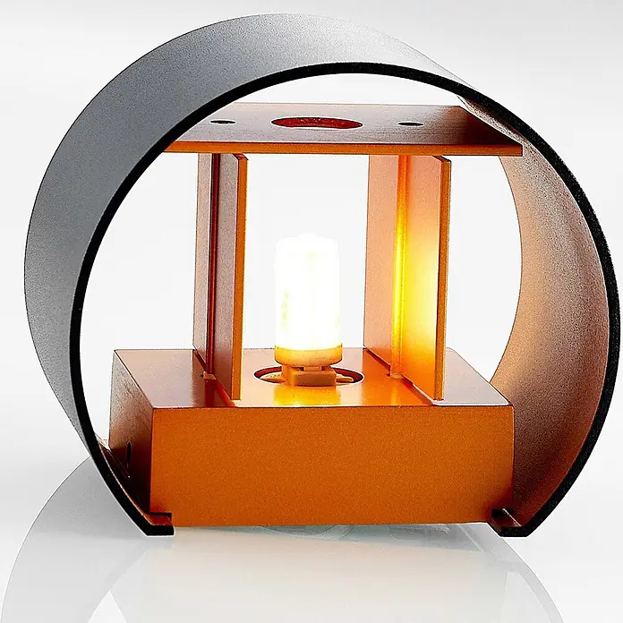 Arcchio Wandleuchte Zuzana - L x B x H: 11,2 x 13 x 9,7 cm, schwarz, G9 - Moderne Dekorationslampe mit geschwungenem dunkelgrauem Rahmen, der eine orangefarbene Basis, vertikale Platten und eine zentral leuchtende Glühbirne umschließt.