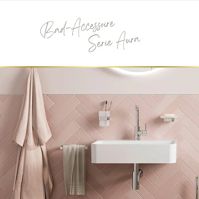 Lenz Aura Seifenspender - Mit Halterung, Chrom, Glänzend - Moderne Bad-Accessoires der Serie Aura mit Chrom- und weißen Elementen in einem rosa gefliesten Badezimmer.