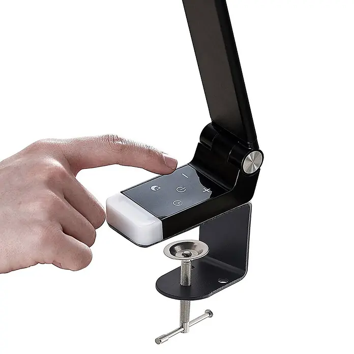 Prios Tischleuchte Tamarin - schwarz - Schwarze Schreibtischlampe mit Touch-Bedienfeld und verstellbarer Klemme, wird von einer Hand bedient.