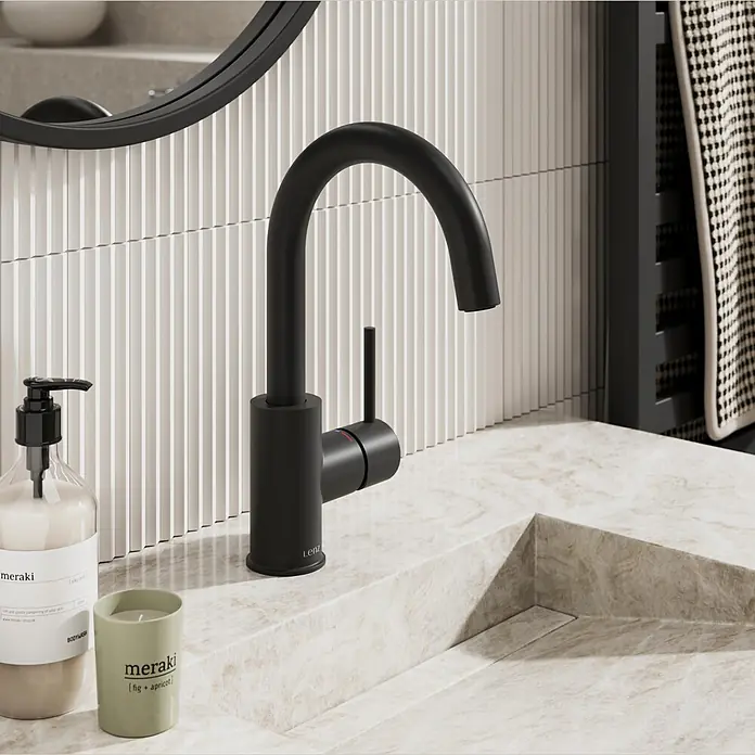 Lenz Bow Waschtischarmatur 2 - Schwarz, Matt - Mattschwarze moderne Armatur mit gebogenem Auslauf und Einhebelbedienung, auf hellem Marmorwaschtisch mit integriertem Becken.