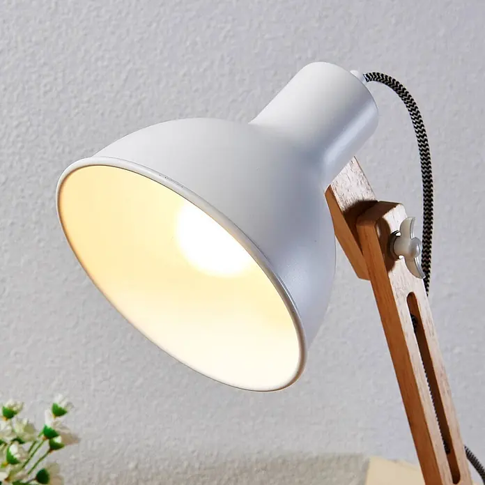 Lindby Tischleuchte Shivanja - L x B x H: 42 x 18 x 46 cm, Holz hell, E27 - Weiße Metall-Schreibtischlampe mit Holzarm und schwarz-weißem Textilkabel, spendet warmes Licht.