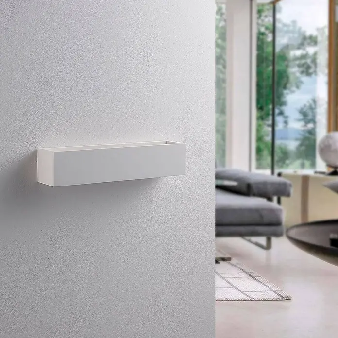Lindby Wandleuchte Santino - L x B x H: 7,5 x 35,3 x 7,5 cm, weiß / opal, G9 - Weißes, rechteckiges Wandregal in einem modernen Wohnzimmerambiente.