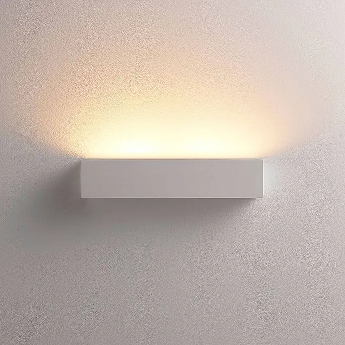 Lindby Wandleuchte Santino - L x B x H: 7,5 x 35,3 x 7,5 cm, weiß / opal, G9 - Weiße rechteckige Wandleuchte, die warmes Auf- und Ablicht auf eine strukturierte Wand wirft.