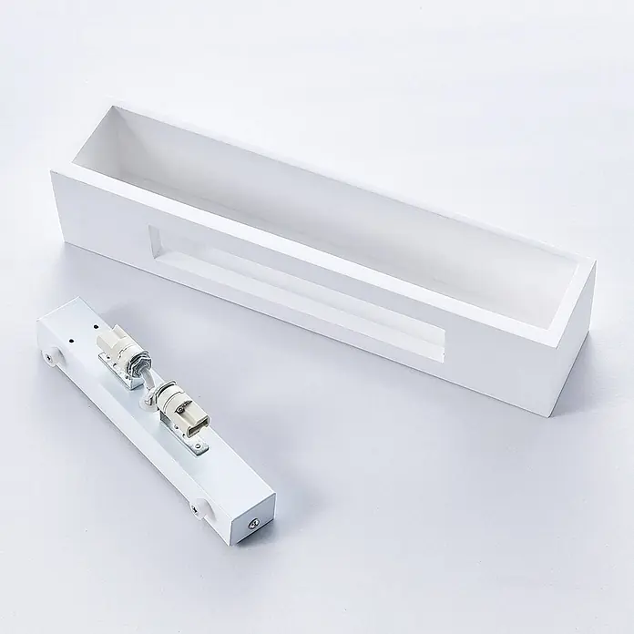 Lindby Wandleuchte Santino - L x B x H: 7,5 x 35,3 x 7,5 cm, weiß / opal, G9 - Weißes, rechteckiges Leuchtengehäuse mit Ausschnitt und separates, weißes Innenteil mit zwei Lampenfassungen.