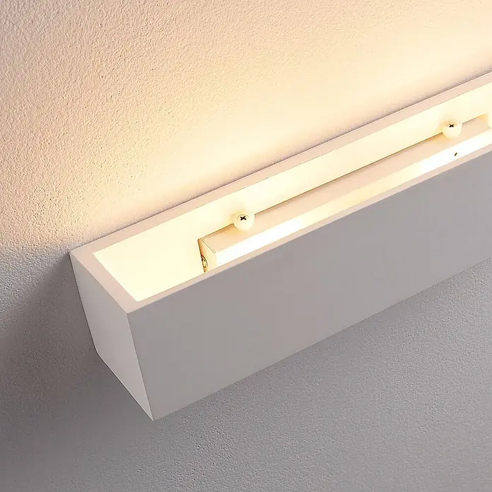 Lindby Wandleuchte Santino - L x B x H: 7,5 x 35,3 x 7,5 cm, weiß / opal, G9 - Weiße rechteckige Wandleuchte mit sichtbaren Innenbefestigungen, die warmes Licht nach oben wirft.