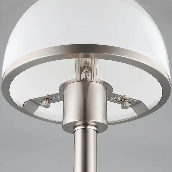 Lindby Tischleuchte Jolie - alu / grau / zink, E27 - Nahaufnahme einer Lampe mit weißem Milchglasschirm und gebürsteten Nickelmetallbeschlägen, die ihn am Stiel befestigen.