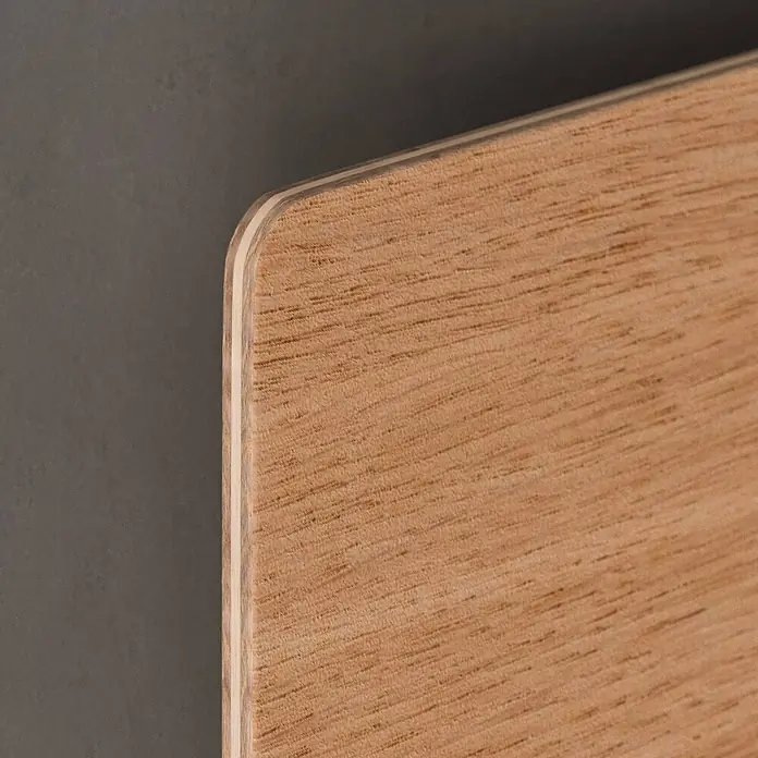 Envostar Wandleuchte Tavola - L x B x H: 4 x 35 x 16 cm, Holz hell, Holz hell, G9 - Nahaufnahme einer hellbraunen Holzplatte mit sichtbaren Sperrholzschichten und abgerundeter Kante.