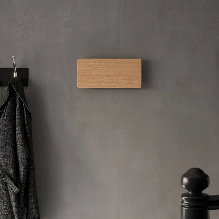 Envostar Wandleuchte Tavola - L x B x H: 4 x 35 x 16 cm, Holz hell, Holz hell, G9 - Wandmontiertes helles, rechteckiges Holzpaneel neben einem dunklen Mantel.