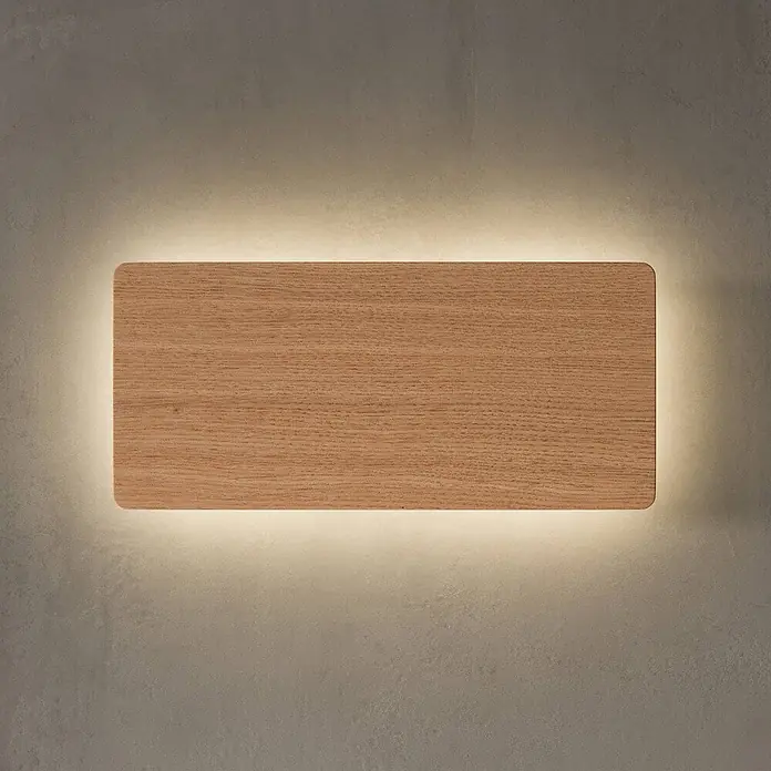 Envostar Wandleuchte Tavola - L x B x H: 4 x 35 x 16 cm, Holz hell, Holz hell, G9 - Hellbraunes rechteckiges Holz-Wandpanel mit abgerundeten Ecken und warmer indirekter Beleuchtung an einer strukturierten Wand.