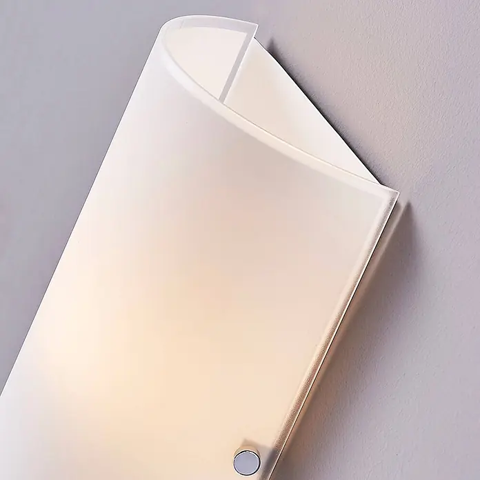 Lindby Wandleuchte Giulia - weiß / opal, E14 - Gebogene Wandleuchte aus mattiertem Weißglas mit warmem Licht.