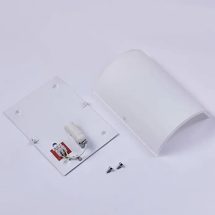 Lindby Wandleuchte Giulia - weiß / opal, E14 - Zerlegte Wandleuchte: weiße Metallgrundplatte mit Verkabelung und Fassung, gebogener mattierter Diffusor und zwei Schrauben.