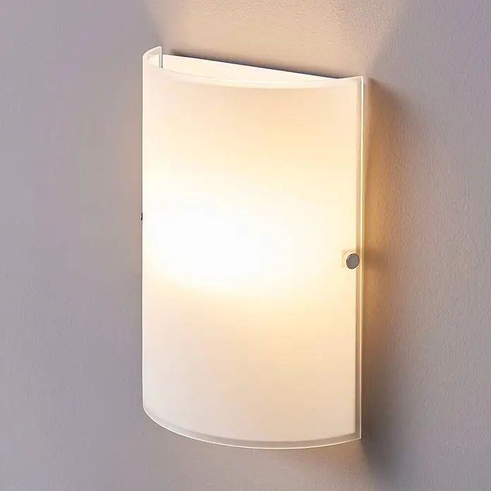 Lindby Wandleuchte Giulia - weiß / opal, E14 - Gebogene Wandleuchte aus satiniertem Glas mit silbernen Befestigungen, die warmes, diffuses Licht abgibt.