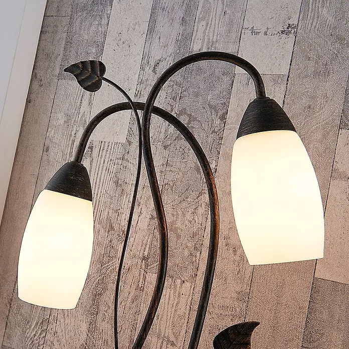 Lindby Tischleuchte Stefania - L x B x H: 28 x 28 x 40 cm, braun / rost, E14 - Wandleuchte mit zwei Lichtern, geschwungenen, dunkel patinierten Metallarmen, weißen Glasschirmen und dekorativen Blättern.