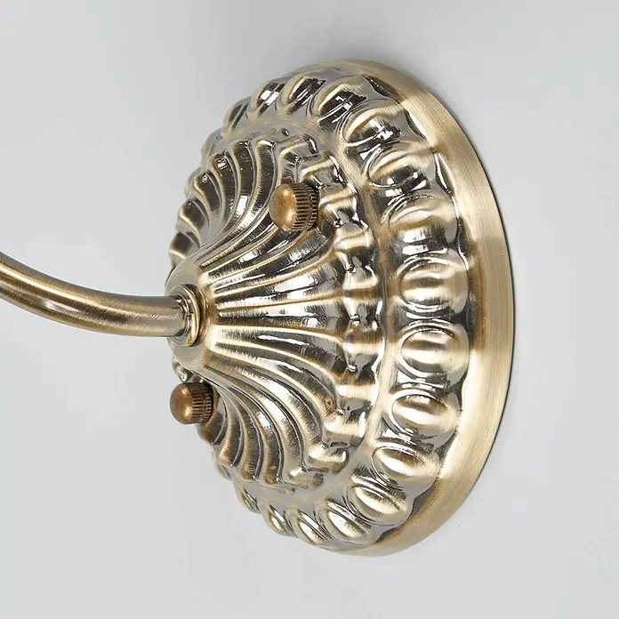 Lindby Wandleuchte Joely - bronze / altmessing, bronze / altmessing, E14 - Dekorativer Wandhalter aus antikem Messing mit geschwungenem Arm, verziert mit Mustern und Rändelschrauben.