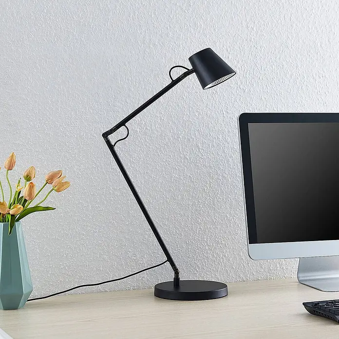 Lucande Tischleuchte Tarris - L x B x H: 40 x 18 x 46 cm, schwarz, schwarz - Schwarze, verstellbare Schreibtischlampe mit konischem Schirm, die einen Schreibtisch mit Monitor beleuchtet.