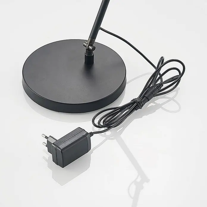 Lucande Tischleuchte Tarris - L x B x H: 40 x 18 x 46 cm, schwarz, schwarz - Schwarzer runder Lampenfuß mit Arm, ein aufgerolltes Stromkabel und ein schwarzer Netzadapter mit Stecker.