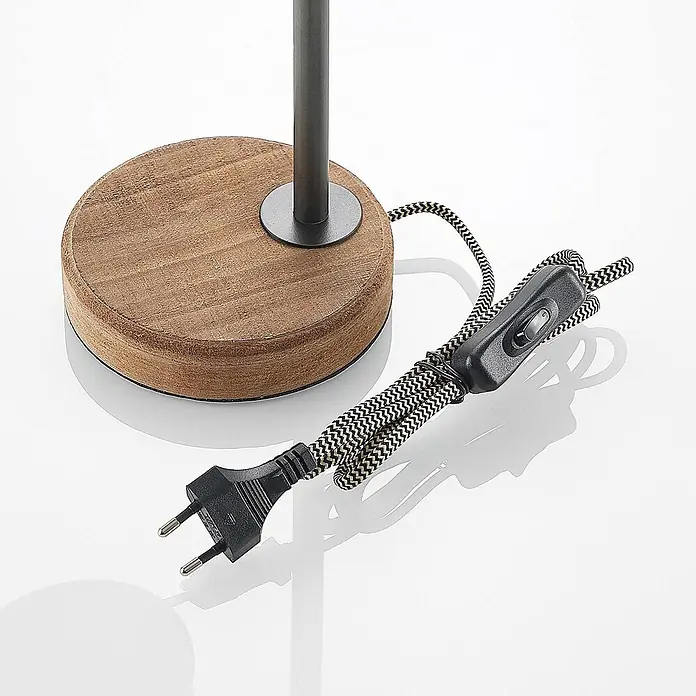 Lindby Tischleuchte Rubinjo - L x B x H: 20 x 13 x 36,5 cm, Holz dunkel, schwarz, GU10 - Hölzerner Lampenfuß mit dunklem Metallpfosten, und ein schwarz-beige gemustertes Stoff-Stromkabel mit Schalter und Eurostecker.