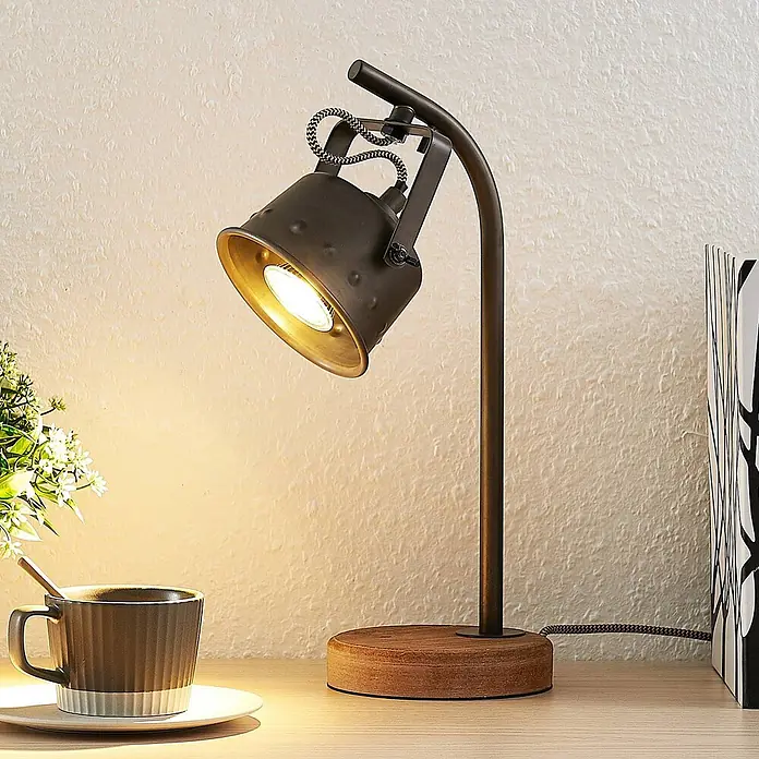 Lindby Tischleuchte Rubinjo - L x B x H: 20 x 13 x 36,5 cm, Holz dunkel, schwarz, GU10 - Dunkle Metall-Tischlampe mit Holzsockel und geflochtenem Kabel, beleuchtet einen Schreibtisch.