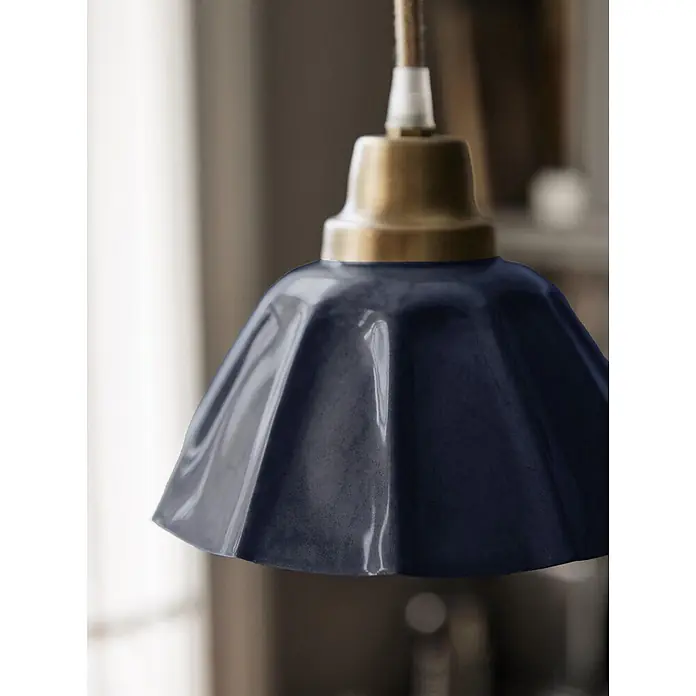 PR Home Pendelleuchte Ester - 25 W, E27 - Dunkelblaue glasierte Pendelleuchte mit Messingaufsatz und gerüschtem Schirm, in Innenräumen hängend.