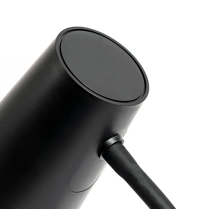 Lindby Tischleuchte Ailina - schwarz, schwarz - Matter schwarzer zylindrischer Lampenkopf mit flacher Oberseite und einem seitlich austretenden Arm.