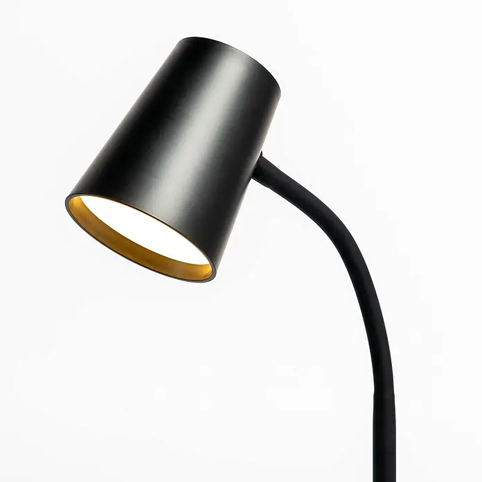 Lindby Tischleuchte Ailina - schwarz, schwarz - Schwarze Metalllampe mit goldenem Interieur, die warmes Licht ausstrahlt.