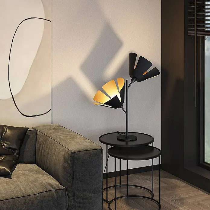 Lucande Tischleuchte Jemmily - L x B x H: 30 x 30 x 55 cm, schwarz, E14 - Schwarze Tischlampe mit zwei blumenförmigen, goldgefütterten Schirmen auf schwarzen Beistelltischen neben einem Sofa, die warmes Licht wirft.