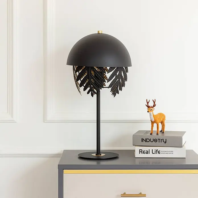 Lucande Tischleuchte Aparas - L x B x H: 28 x 28 x 54 cm, schwarz, schwarz, E27 - Schwarze Tischlampe mit Kuppelschirm und dekorativen schwarz-goldenen Blattdetails.
