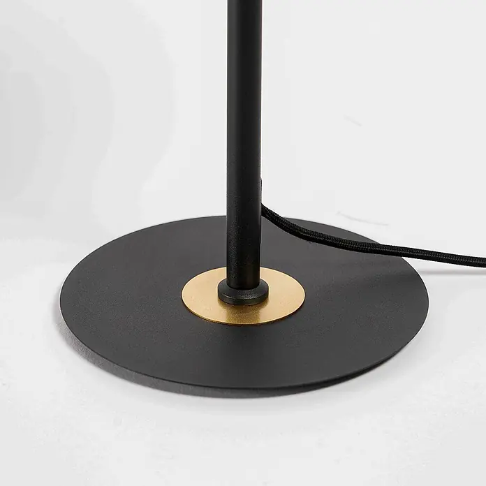 Lucande Tischleuchte Aparas - L x B x H: 28 x 28 x 54 cm, schwarz, schwarz, E27 - Schwarzer runder Lampenfuß mit goldenem Akzent und schwarzer Stange, verbunden mit einem geflochtenen Stromkabel.
