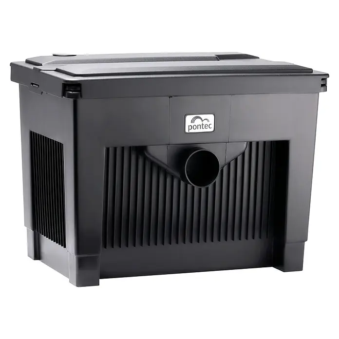Pontec MultiClear Durchlauffilter MultiClear - 20.000 l - Schwarzer Pontec Teichfilter mit gerippter Vorderseite und integriertem Auslassrohr.