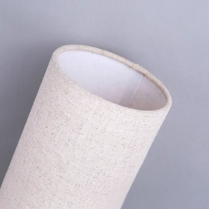 Lindby Tischleuchte Ronja - creme / amber, E14 - Hellbeiger, strukturierter Lampenschirm mit weißer Innenseite, von oben geöffnet.