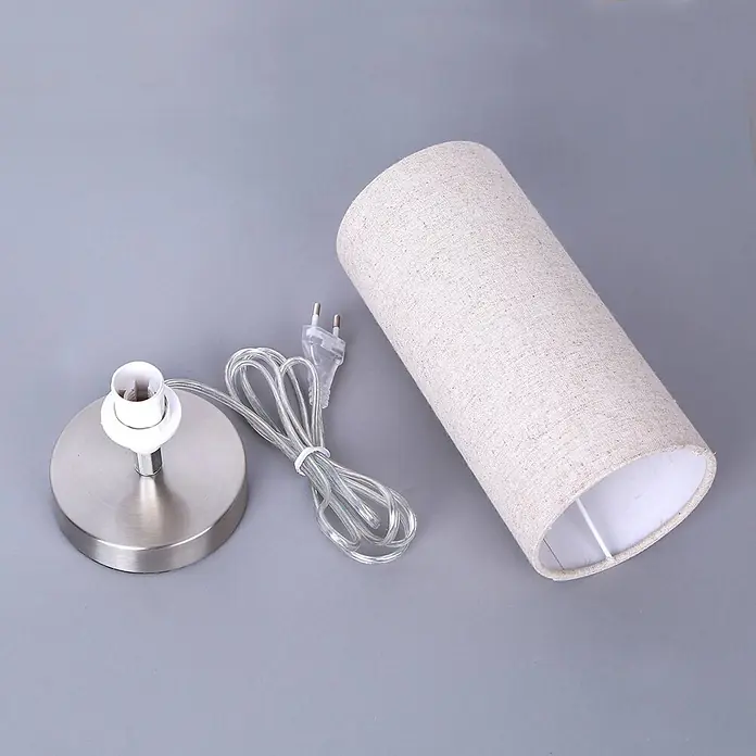 Lindby Tischleuchte Ronja - creme / amber, E14 - Demontierte Tischlampe: gebürsteter Metallsockel mit Fassung, transparentes Netzkabel mit Eurostecker und zylindrischer Stofflampenschirm in Creme.