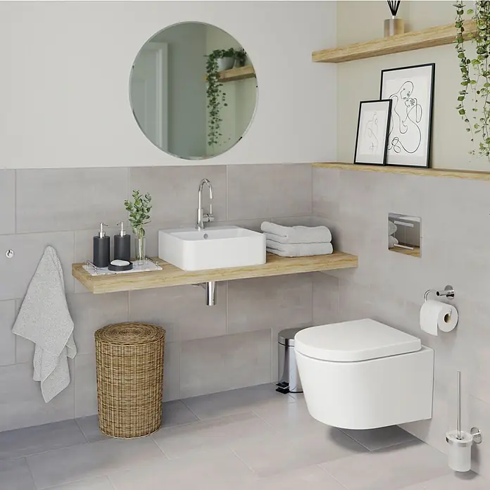 Lenz WC-Kombi-Bürstengarnitur Vida - 4 -tlg., Chrom - Modernes Badezimmer mit wandhängendem WC, schwebendem Holzwaschtisch mit weißem Aufsatzbecken und passenden Accessoires.
