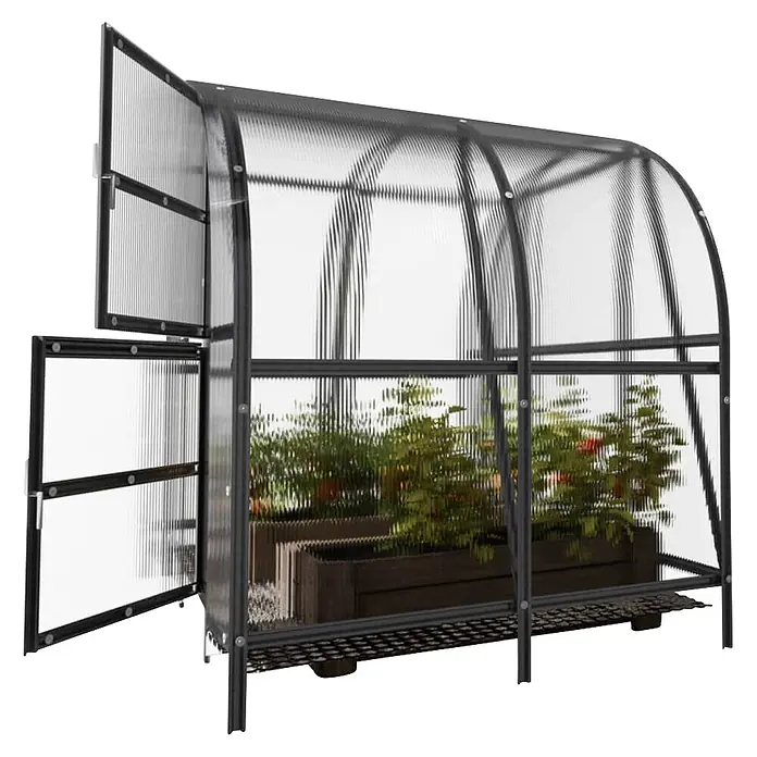 Klasika Greenhouses Gewächshaus Baltic Lt Klasika - Außenmaß inkl. Dachüberstand (B x T): 300 x 200 cm, Material Seitenwand: Kunststoff, 4 mm, Silbergrau - Kompaktes Gewächshaus mit schwarzem Rahmen und klaren gewellten Platten, Pflanzen in Holzkästen, offene Tür und Dachluke.