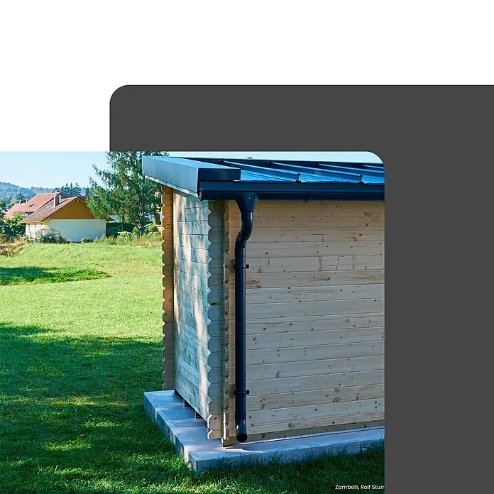 Zambelli Dachrinne 2m RG 250 Komplettset Zink Gartenhaus Silber - Nennweite: 105 mm, Länge: 200 cm, Stahl, Silber - Heller Holzgartenhaus mit dunkelgrauem Wellblechdach, Rinne und Fallrohr auf Betonfundament.