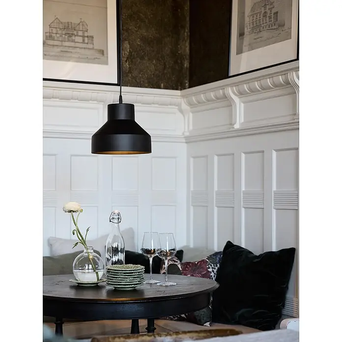 PR Home Pendelleuchte Solo - 25 W, E27 - Schwarze Pendelleuchte mit breitem, konischem Schirm über einem Esstisch in einem gemütlichen Raum.