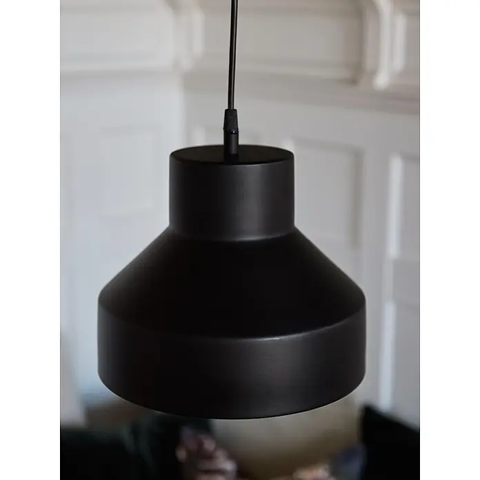 PR Home Pendelleuchte Solo - 25 W, E27 - Mattschwarze Pendelleuchte in modernem Design, an einer schwarzen Schnur hängend.