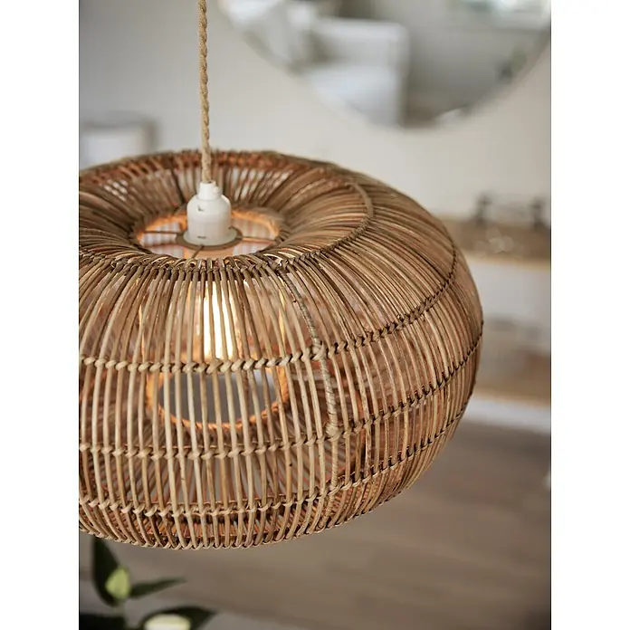 PR Home Pendelleuchte Rattan - 15 W, E27 - Runde Pendelleuchte aus geflochtenem Rattan, hängend mit warm leuchtender Glühbirne im Inneren.